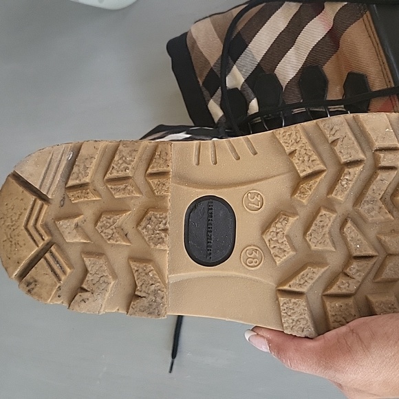 AUTHENTIC Vintage  Burberry Winter Boots - Picture 7 of 12